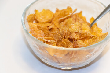 ガラスの器の中のコーンフレーク