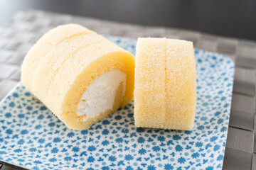 ふわふわスポンジとクリームのロールケーキ断面の魅力