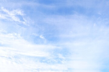 空と薄雲の秋の空の背景