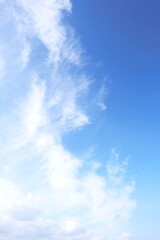 青空と薄雲の秋の空の爽やかな背景素材 縦