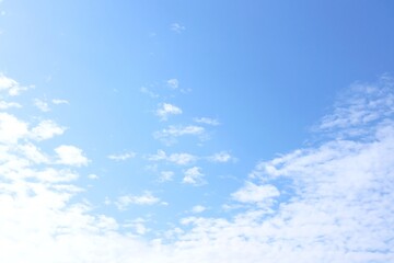 青空と雲の秋の背景素材