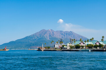 鹿児島のシンボル桜島と錦江湾（桜時フェリーターミナルより）
