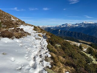 Wonderful winter hiking trails and traces on the fresh alpine snow cover of the Bernese Oberland region, Switzerland - Herrliche Winterwanderwege und Spuren auf der frischen Schneedecke, Schweiz
