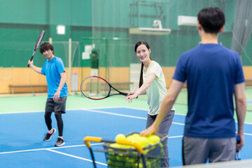 スポーツクラブでテニスをする若い男女 撮影協力:スポーツクラブ&サウナスパ ルネサンス幕張24