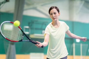 スポーツクラブでテニスをする若い女性 撮影協力:スポーツクラブ&サウナスパ ルネサンス幕張24