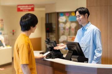 ショッピングでモバイル決済をする男性　撮影協力：スポーツクラブ&サウナスパ　ルネサンス幕張24