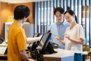 ショッピングでモバイル決済をする女性　撮影協力：スポーツクラブ&サウナスパ　ルネサンス幕張24 © dimlight