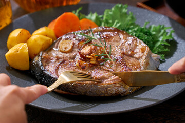 マグロのテールステーキのガーリックソテー