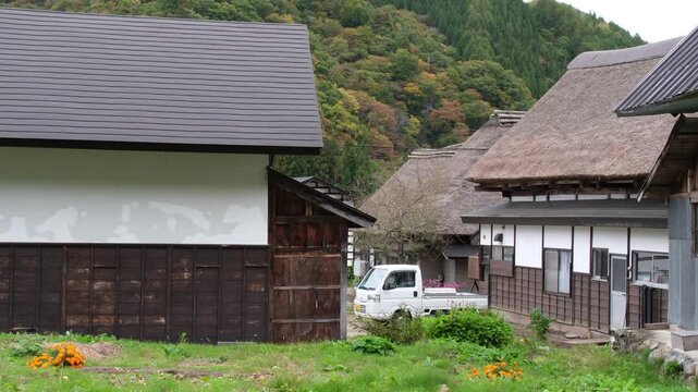 茅葺屋根と軽トラ