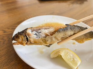 渓流魚の鮎を唐揚げにした日本の食べ物。揚げ魚。