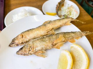 渓流魚の鮎を唐揚げにした日本の食べ物。揚げ魚。