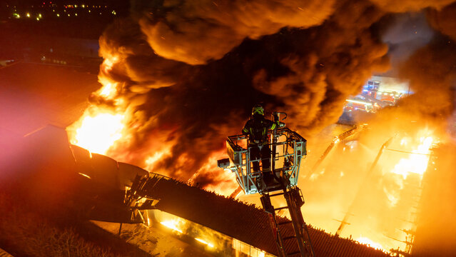 Drohnenaufnahme &ndash; Gro&szlig;brand in Linzer Recyclingbetrieb