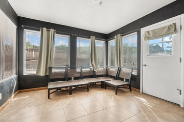 Fototapeta premium A cozy living room with a comfy couch, chairs, and ample windows