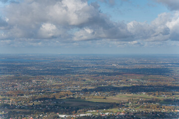 Szeroki panoramiczny widok ze wzgórza Chrobacza Łąka w stronę Bielska-Białej i okolicznych miast w południowej Polsce, ukazujący miejski krajobraz, lasy i odległe horyzonty. © Elżbieta Kaps