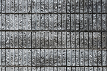 風化と経年劣化によるテクスチャ：コンクリートに縦横に切り込みの入った壁のクローズアップ