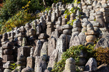 山の斜面に残されたたくさんの石仏