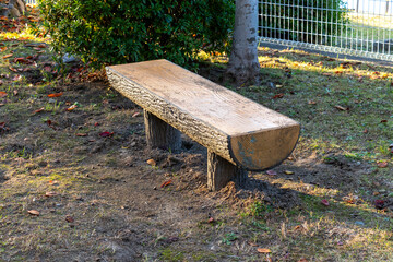 秋の夕方の公園のベンチ