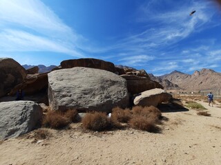  A stunning daytime perspective of the Golden Rock region in Tabuk. The historic red rocks, glistening desert sand, and clear blue skies combine to form a picturesque landscape.
