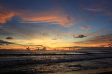 Fototapeta premium Colorful Sunset Sky over Ocean Waves