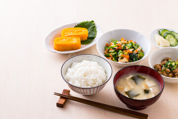 日本の朝食のイメージ