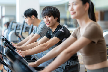 Obraz premium スポーツジムでトレーニングをする若者 撮影協力:スポーツクラブ&サウナスパ ルネサンス幕張24