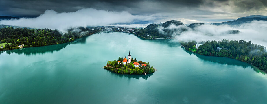 Vue a&eacute;rienne de l'ile de Bled avec son &eacute;glise gothique sur le lac de Bled en Slov&eacute;nie
