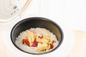 炊きあがったサツマイモご飯