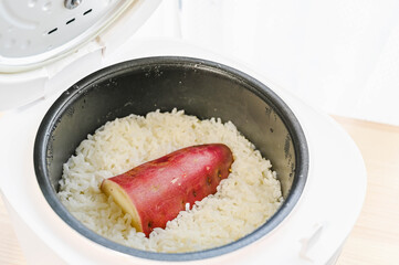 炊きあがったサツマイモご飯