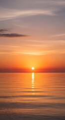 Obraz premium Golden Sunset Over Calm Ocean Water with Reflecting Sun Rays.