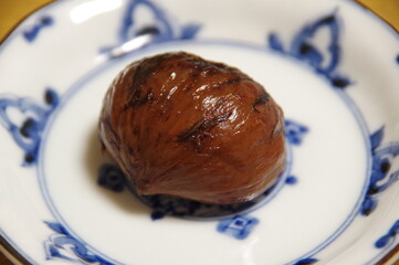 栗の渋皮煮　-栗を渋皮ごと砂糖で煮た日本の伝統的なお菓子-