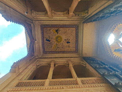 Bundi Fort (Taragarh Fort) in Rajasthan, India is a 14th-century hilltop fortress with palaces, frescoes, and sweeping views, reflecting Rajput architecture and heritage.