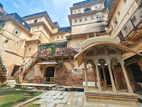 Bundi Fort (Taragarh Fort) in Rajasthan, India is a 14th-century hilltop fortress with palaces, frescoes, and sweeping views, reflecting Rajput architecture and heritage.