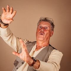 Mann / Abwehrhaltung