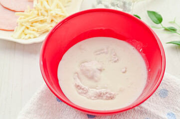 米粉を牛乳で溶いていく