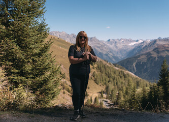 Naklejka premium Woman enjoying hiking in mountains on sunny day