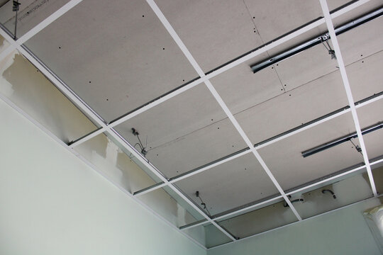 Ossature m&eacute;tallique de faux plafond, plafond autoportant pose de rail