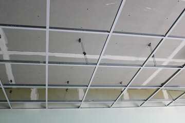 Ossature métallique de faux plafond, plafond autoportant pose de rail