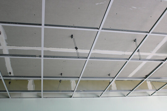 Ossature m&eacute;tallique de faux plafond, plafond autoportant pose de rail