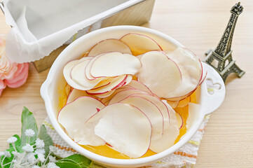 生地とサツマイモのスライスを混ぜる