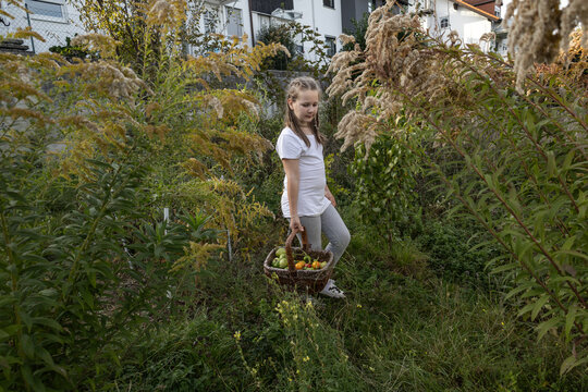 Children are relaxing in the garden behind the house. Family weekend