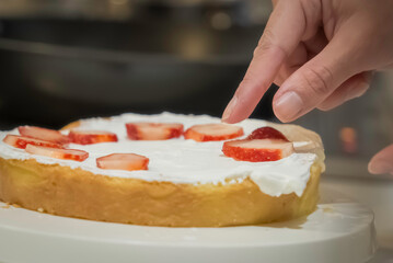 ケーキに苺をデコレーション