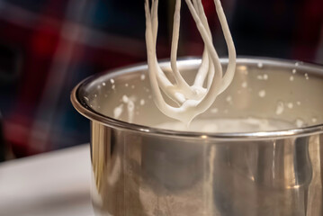 生クリームをホイップする風景