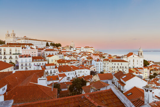 Alfama au coucher du soleil &ndash; harmonie des toits rouges sur fond de pastel lisbo&egrave;te &raquo;