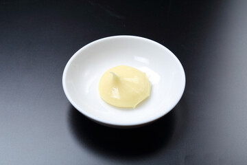 マヨネーズ（黒背景）｜mayonnaise