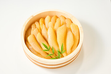 無漂白・無加工の数の子を木樽に盛り付けた日本の伝統食（白背景）