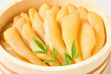 無漂白・無加工の数の子を木樽に盛り付けた日本の伝統食（白背景）