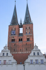 Blickfang am Stendaler Marktplatz, St. Marien über den Rathausgiebeln