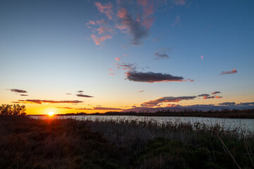 Sonnenuntergang an der Lagune Rambla de Morales in Cabo de Gata in der Provinz Almería in Andalusien, Spanien