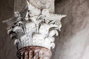 Fototapeta premium A finely detailed Corinthian capital with acanthus leaves and scroll work
