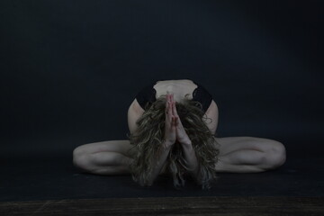 Naklejka premium yoga, pilatis, stretching, strecthen, tanzen, aufwärmen, pose, model, atelier, gym, sport, fitness, frau, schönheit, gestalten, leitbild, körper, haar, damenunterwäsche, black, glamour, blond, posing,